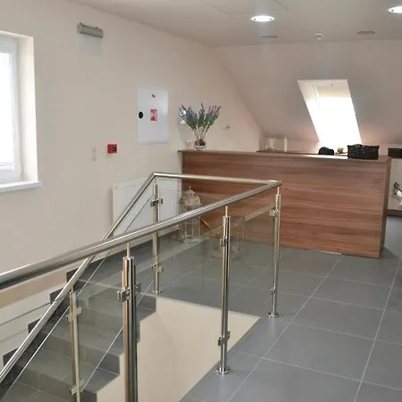 Lipa Penzión pre hostí